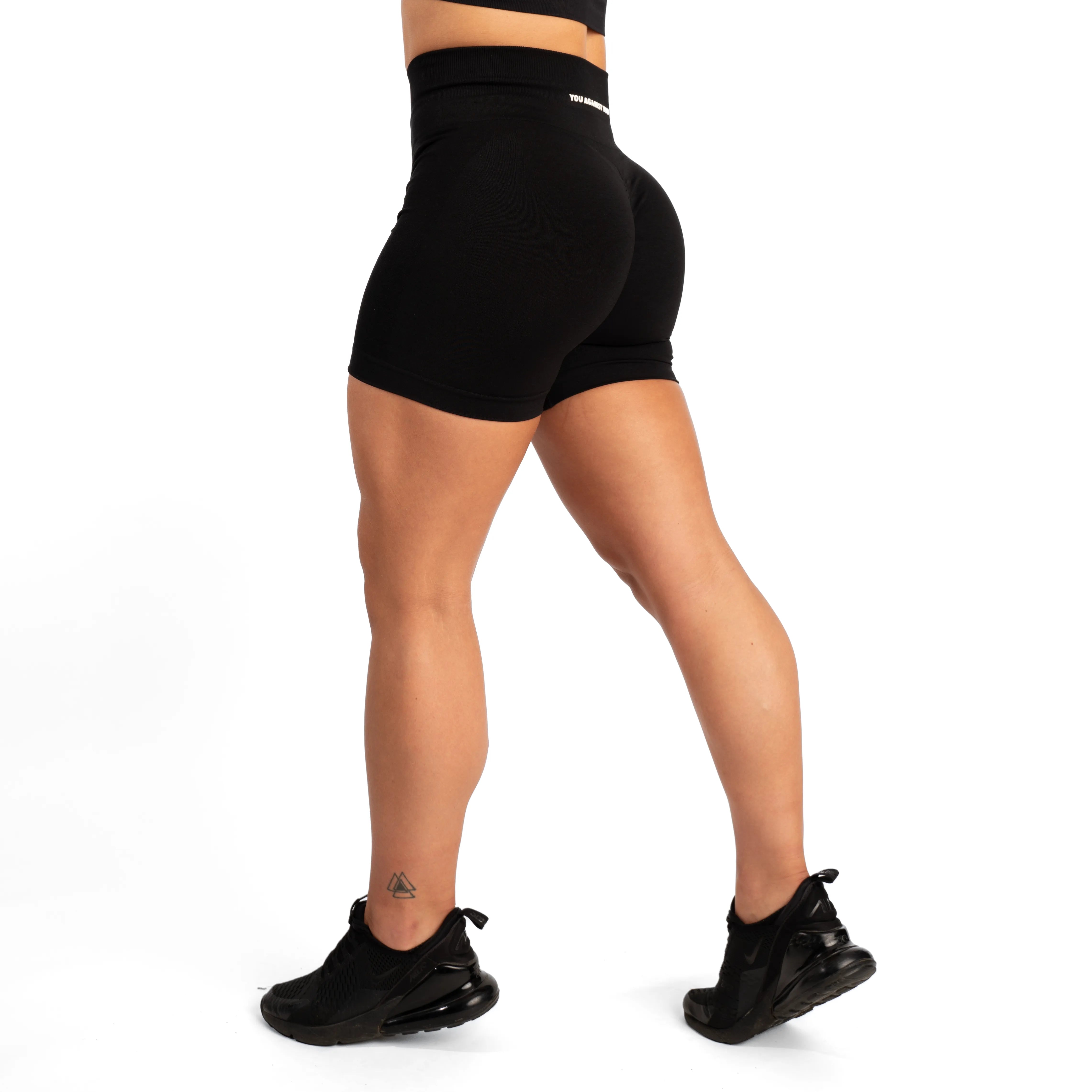You Against You Elevate scrunch shorts/Träningsshorts - Black